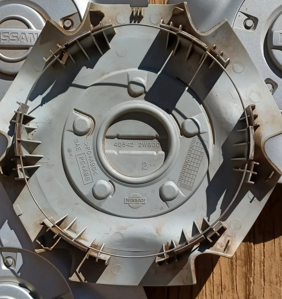 Juego de 4 tapas centrales Nissan Pathfinder, 1999-2002 parte # 40315 2W600 Foto 3 de 3