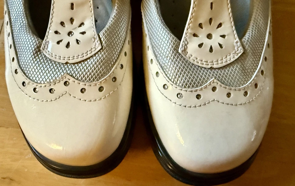 Botines de golf Sandbaggers Riley blancos/estaño correa en T zapatos de cierre fácil para mujer talla 9” Foto 3 de 4