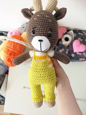 Doudou Cerf En Salopette – Peluche Faite Main Au Crochet, 36 Cm, Fabrication Française