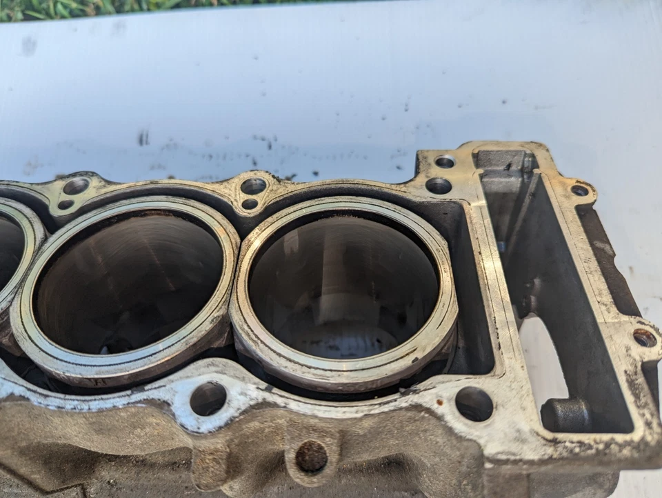 Triumph Daytona 650 2005 caja de motor superior con jarras de cilindro paredes se ven perfectas Foto 3 de 4