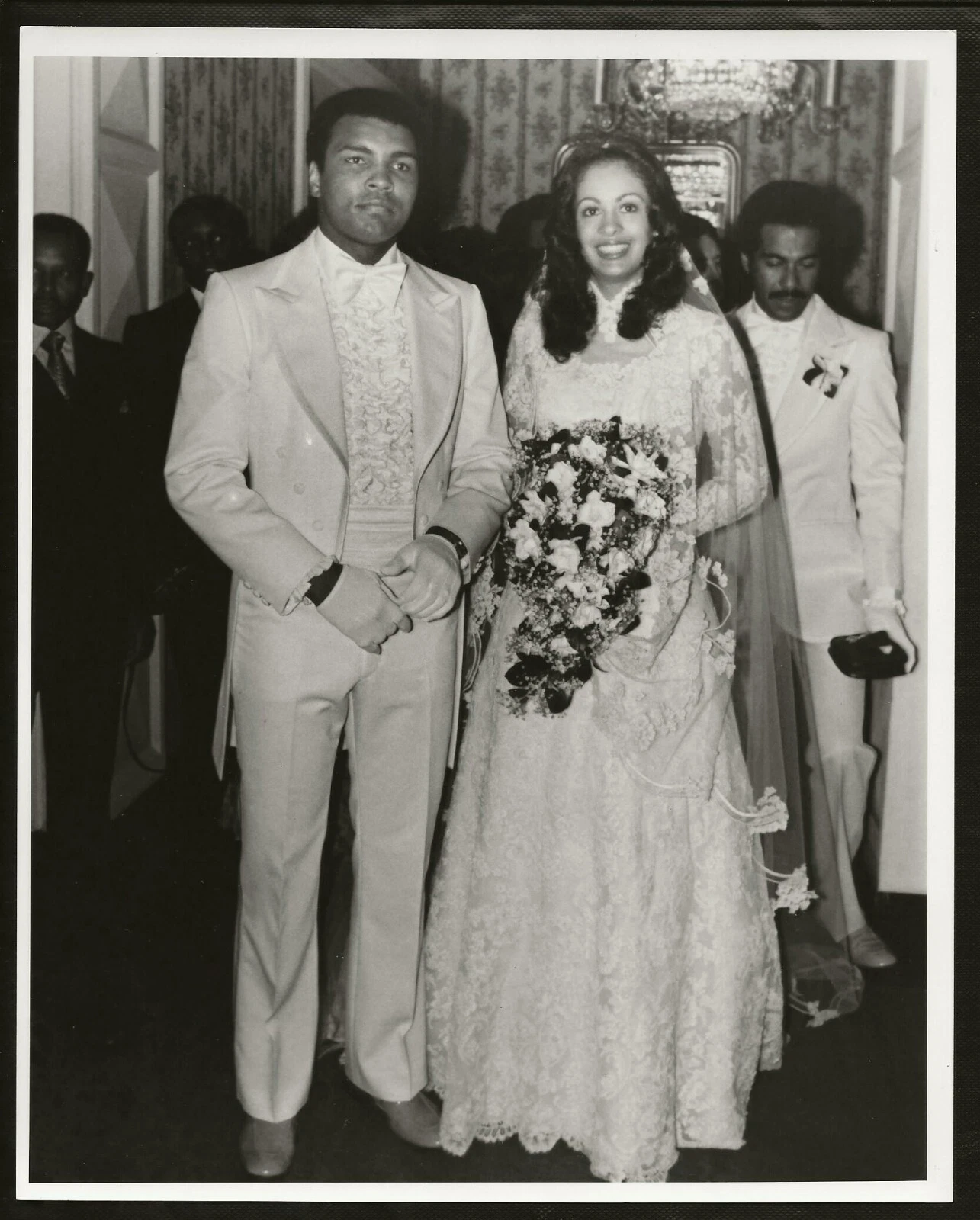 1977年 Type II Muhammad ALI & New Bride ヴェロニカポルシェ オリジナル ボクシング写真 - 画像1/2