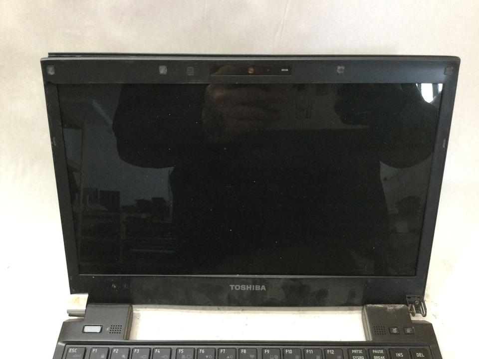 TOSHIBA PORTEGE R835-P50X - FOR PARTS - INTEL I3 - NO RAM - READ DESCRIPTION -BB - Image 3 of 4