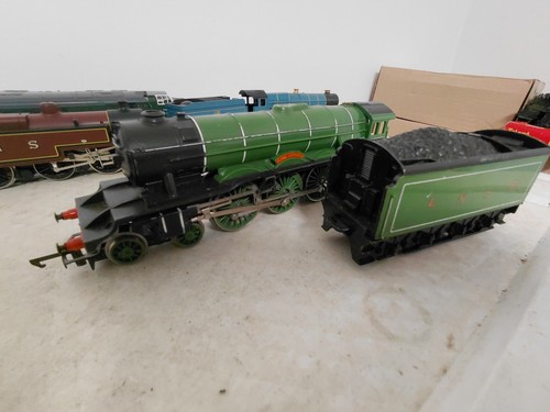 HORNBY  FLYING SCOTSMAN WITH TENDER LNER GREEN 00025 | Condition: For parts or not working