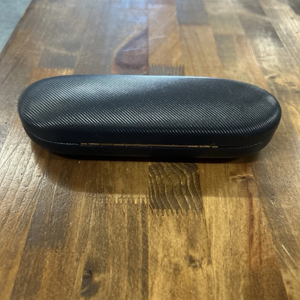 Estuche rígido con textura negra para gafas Brooks Brothers Foto 4 de 4