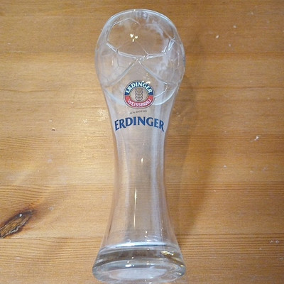 Erdinger Weißbräu Bierglas mit ERDINGER Logo. Fussballform  WM Sonderserie