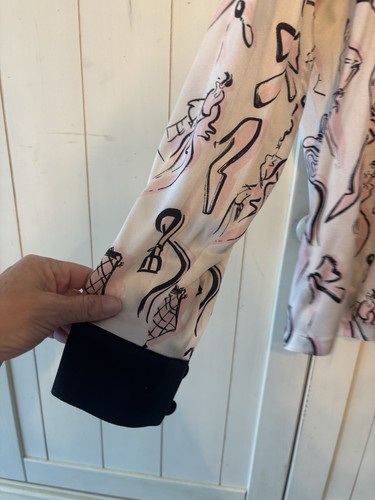 ESCADA VINTAGE SEIDEN BLUSE ROLLKRAGEN IN ROSA SCHWARZ FASHIONISTA PRINT ITALY - Bild 5 von 6