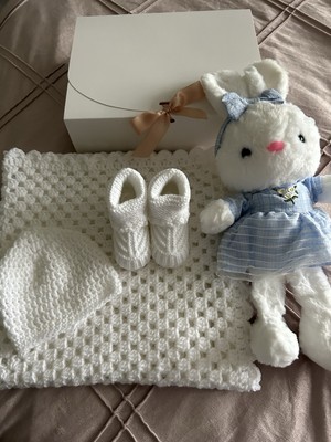 Handgestrickte Babydecke, Mütze, Booties und Teddy. Neugeborenen Geschenk
