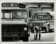 1983 Press Photo Ric Thomas inspects bus of Carlos Hernandez in Golden Glades