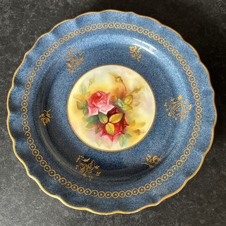 Royal Worcester Dekoteller rot & rosa Rosenbild auf blauem Sockel Goldrand