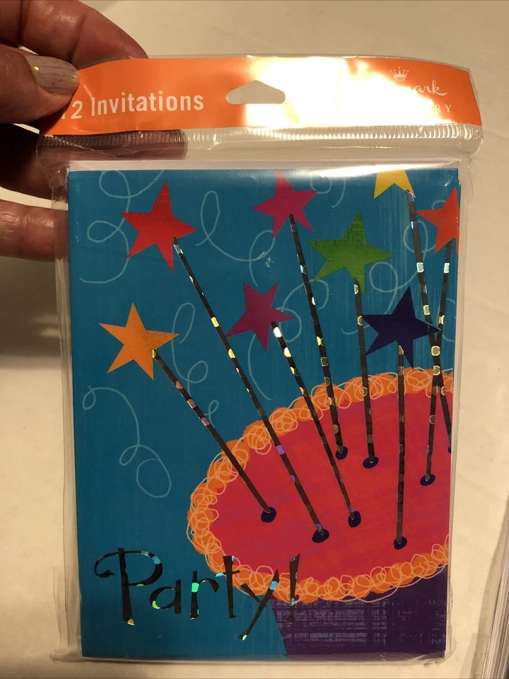 HALLMARK PAPELERÍA FIESTA 12 UNIDADES Lote De 2 INVITACIONES CON PASTEL EN EL FRENTE Nuevo Foto 2 de 3