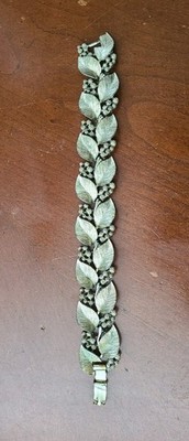 Vintage Lisner Leaf Bracelet Silver Tone Rhinestone Textured Statement 7.5 Inch