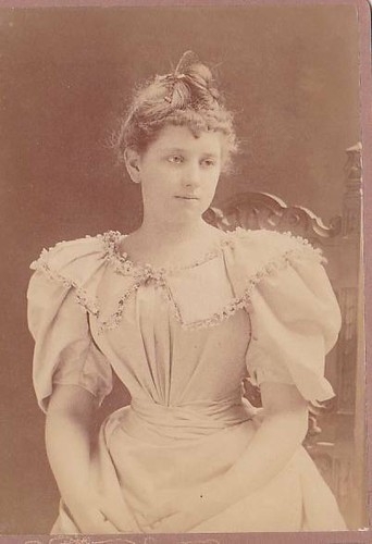 Miss G.V. Burnell Cabinet Photo (1893) - 第 1/2 張圖片