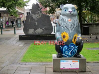 FOTO BIRMINGHAM BIG SLEUTH VINCENT DER ZWEIEISBÄR & TONY HANCOCK STATUE BIRM
