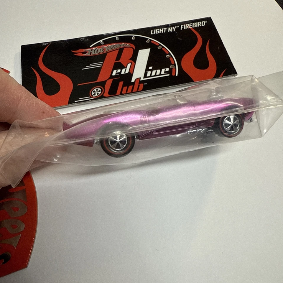 风火轮红线俱乐部 LIGHT MY FIREBIRD 粉色独家收藏品 NIP🔥 — 第 3/4 张图片