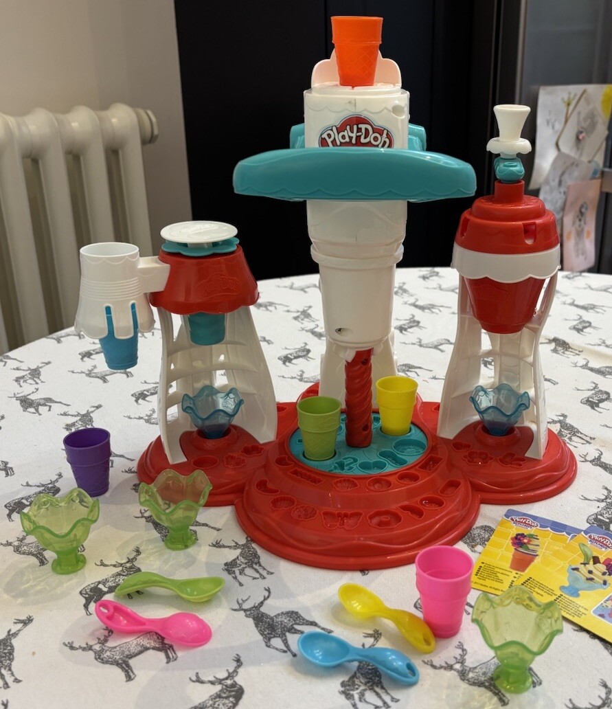 Play-Doh Kitchen creations ultimate swirl Ice Cream maker playset