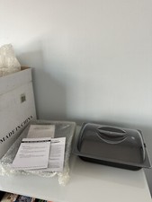 SET OF 2 - NONSTICK SERVING TRAYS 4.6 QT WITH LIDS - NEW IN BOX