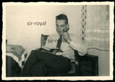 Young Man with Pipe Reading a Book 1957 - Named 1950s - Photo 10x7cm