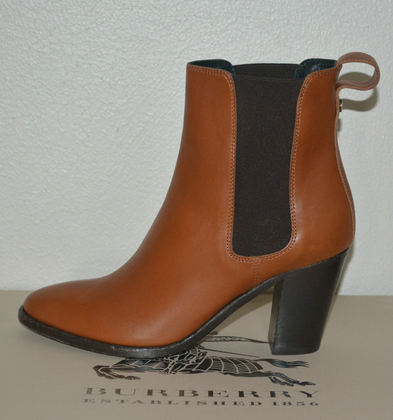NIB BURBERRY LEATHER ANKLE EQUESTRIAN BOOTS SZ US 7 MADE IN ITALY NIB BURBERRY LEATHER ANKLE EQUESTRIAN BOOTS SZ US 7 MADE IN ITALY