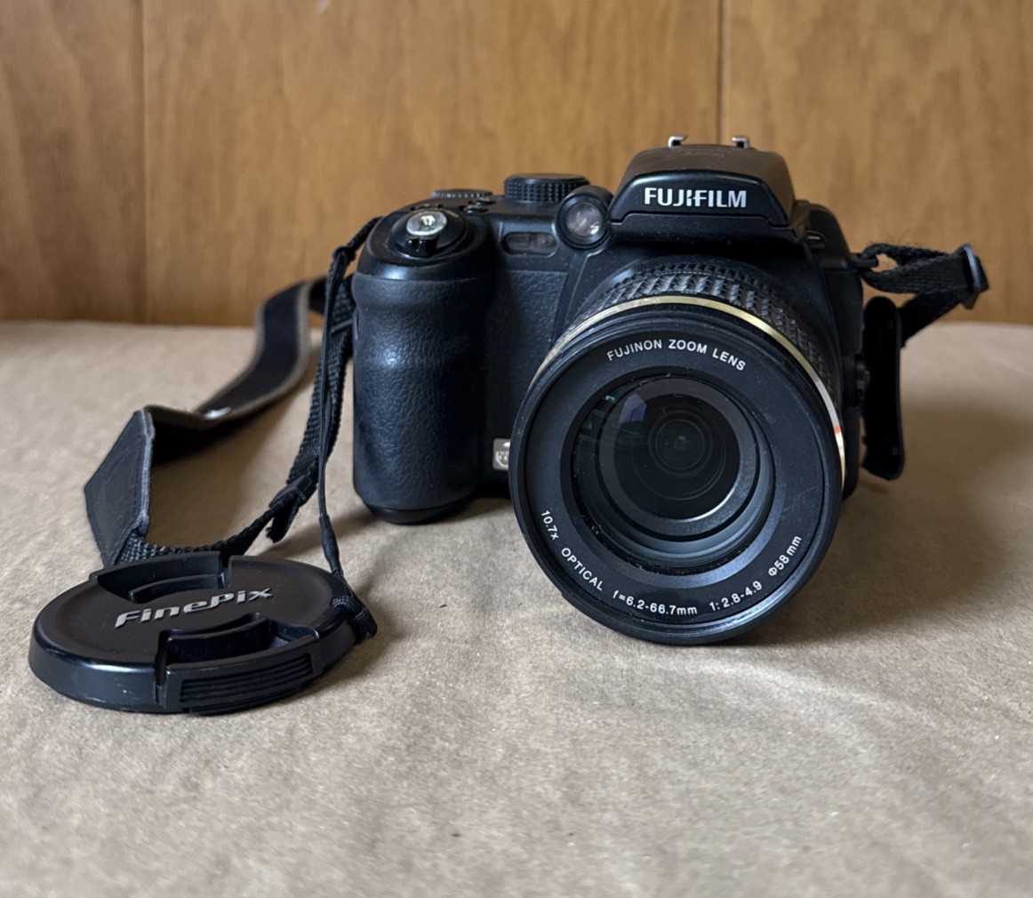 FujiFilm FinePix S9100 Digital Camera with 28-300mm Lens