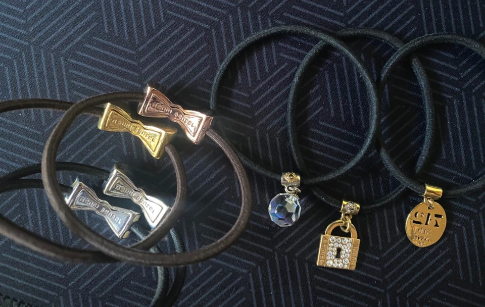 Conjunto de 3 pulseiras berloques logotipo faixa elástica preta e dourada Henri Bendel novas - Imagem 3 de 4