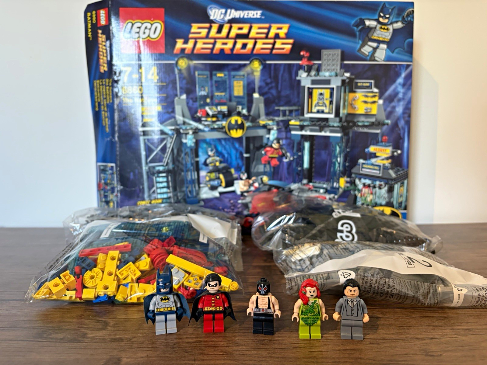 LEGO DC Universe Super Heroes 6860 The Batcave Complete Box Instructions 690pcs