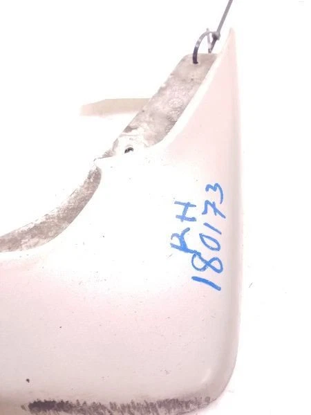 2000 TOYOTA SIENNA LE PASSENGER SIDE FRONT MUD GUARD  - Image 4 of 4