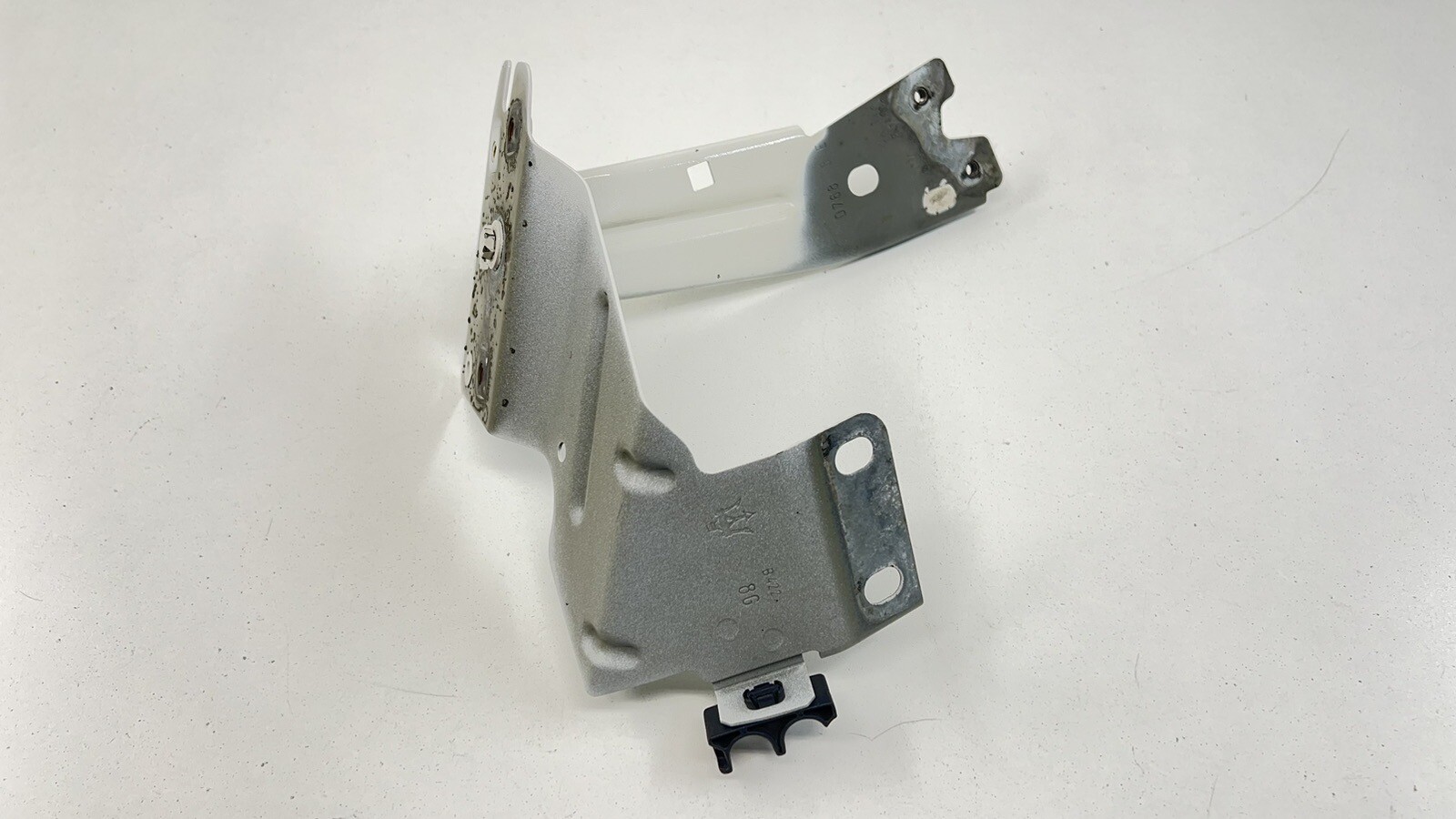 14-23 MASERATI GHIBLI DRIVER LEFT FRONT FENDER BRACKET SUPPORT MOUNT OEM