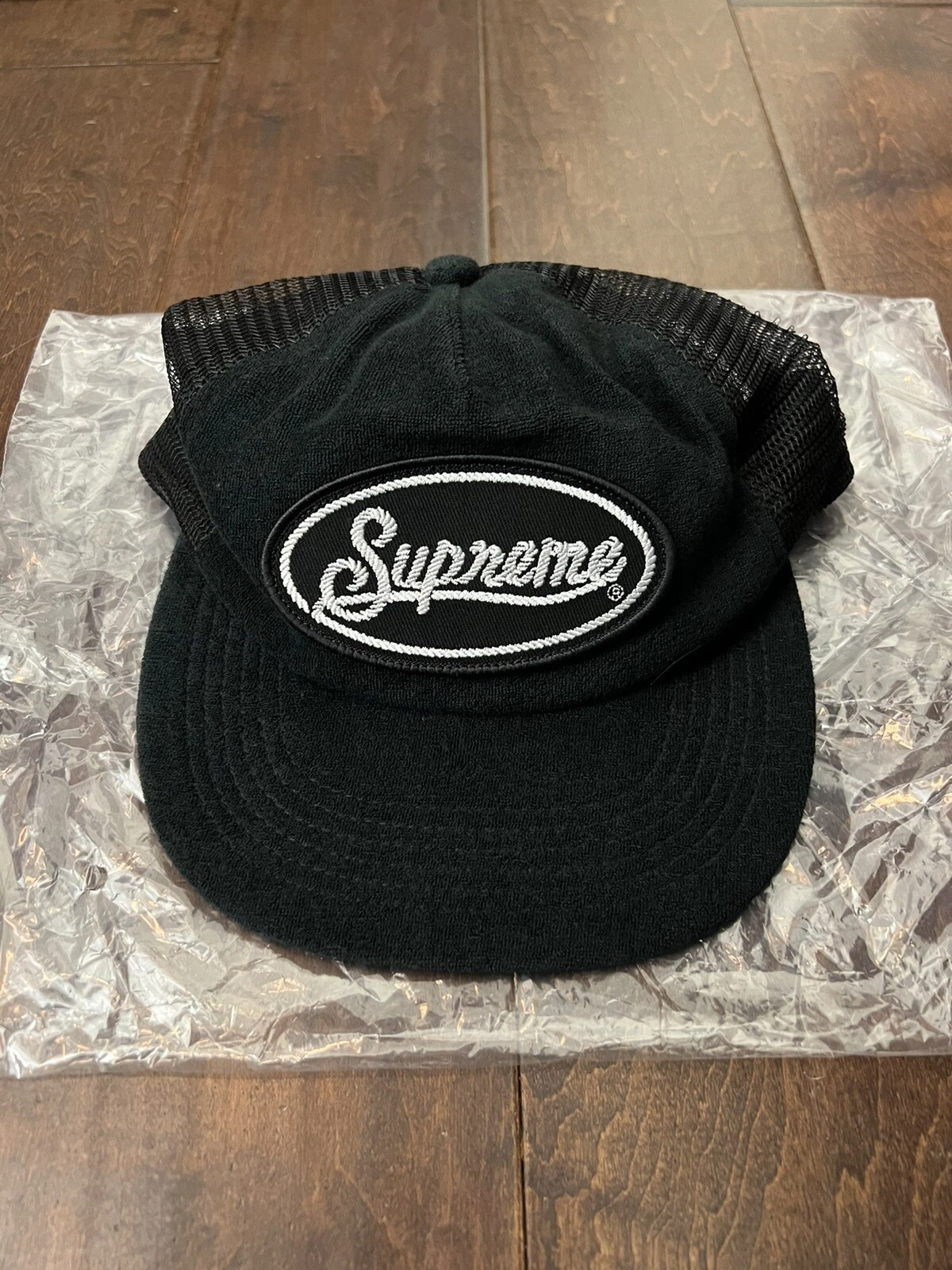 Casquette snapback Supreme SS24 éponge dos maille 5 panneaux noir taille unique neuve EN MAIN