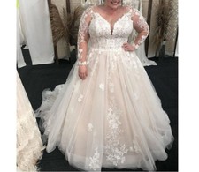 Plus Size Long Sleeves Wedding Dresses Backless Lace Applique A Line Bridal Gown