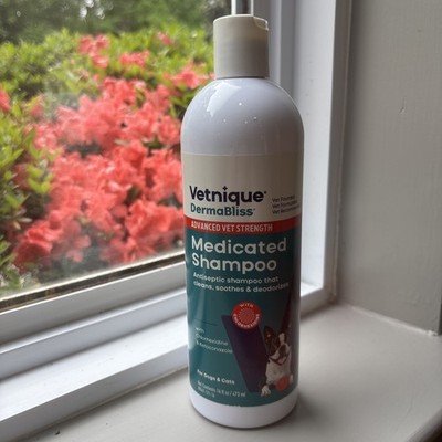 Vetnique Dermabliss Vet Strength Chlorhexidine Medicated Dog Shampoo for Skin