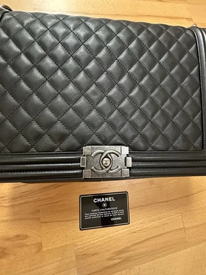 Schwarze Chanel Boy Tasche wie NEU mit Rechnung und Originalkarton