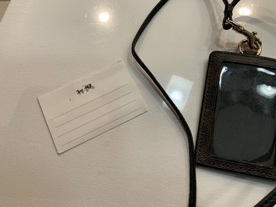 Estuche con cordón de cuero negro marrón Coach Signature usado en excelente estado Foto 3 de 4