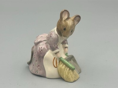 BESWICK BEATRIX POTTER HUNCA MUNCA SWEEPING FIGUR