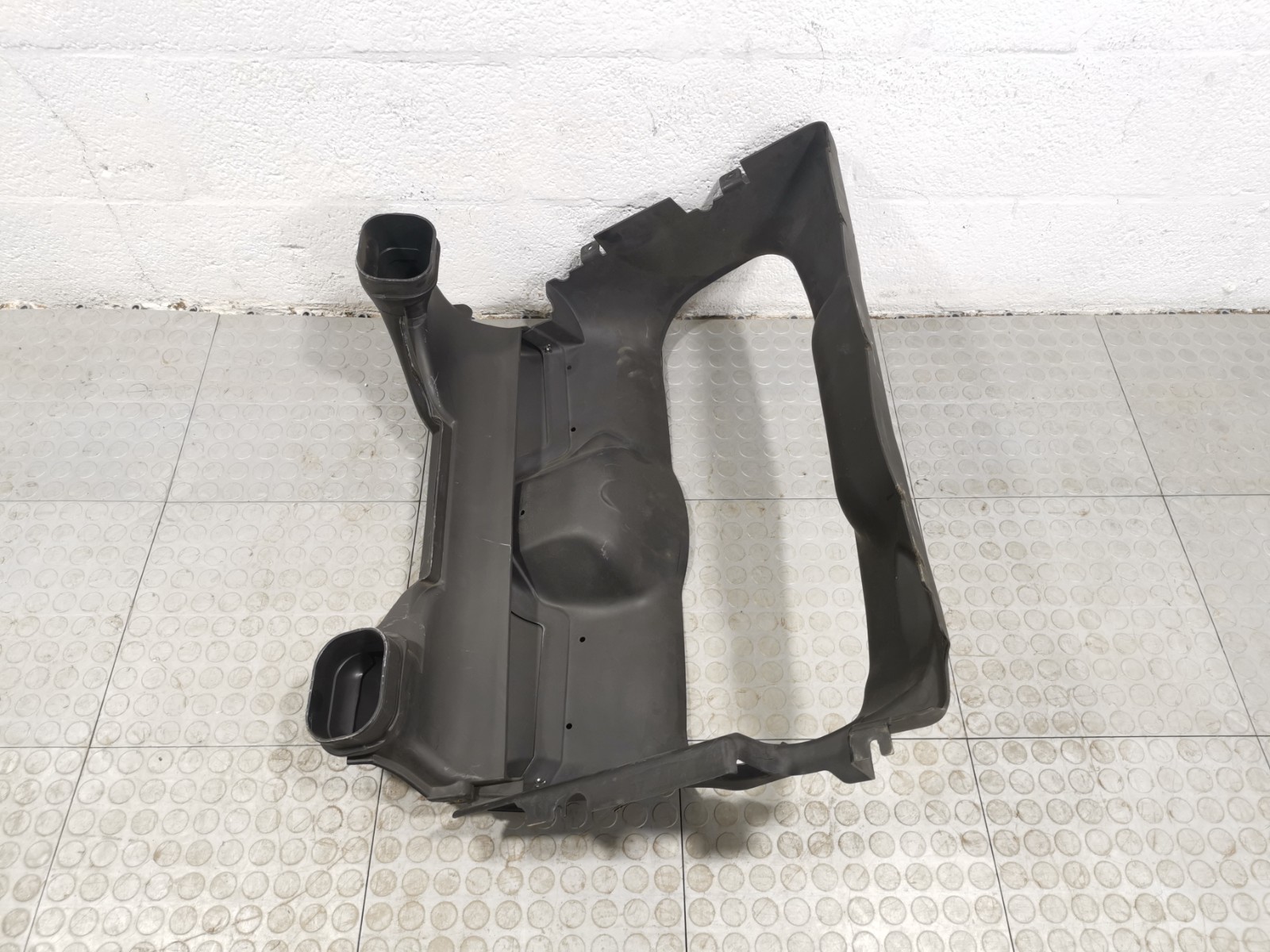 Maserati Granturismo 4.7 L 2014 RWD Front Radiator Air Guide Duct 10141182 OEM