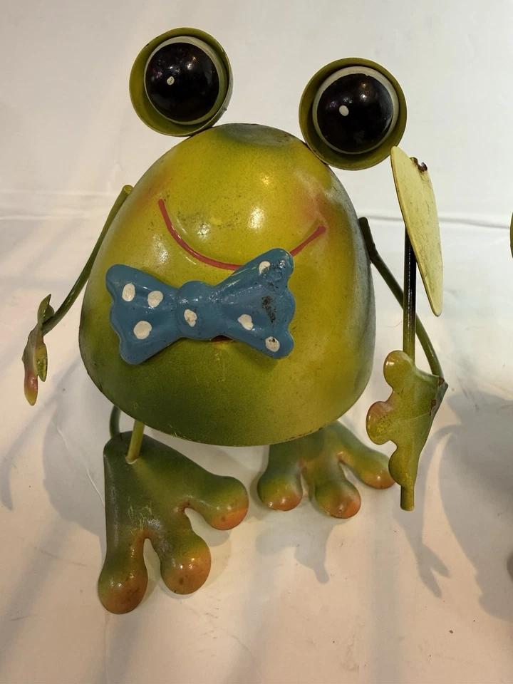 Juego de 2 estatuillas de rana de metal con pajaritas decoración de jardín caprichoso lindo Foto 3 de 4