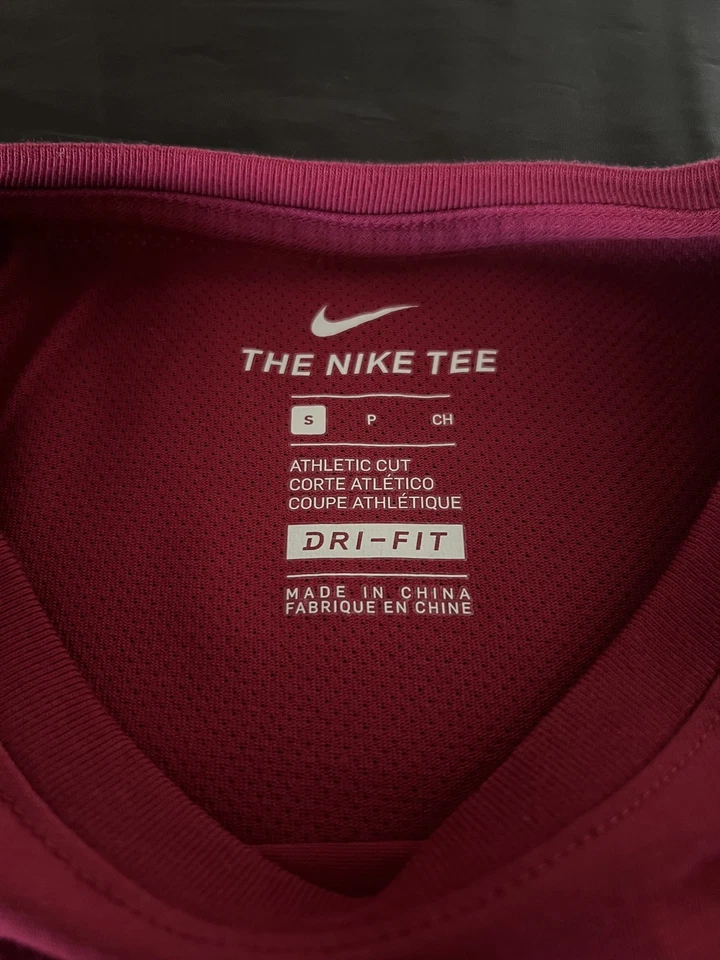 Nike FC Barcelona T-Shirt Mens Small  Barça Swoosh Red Soccer shirt - Image 3 of 3