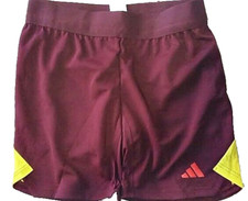 spodenki adidas. Spodenki piłkarskie trio 24 w kolorze bordowym. RRP £40. Mały UK 8-10 Nowy