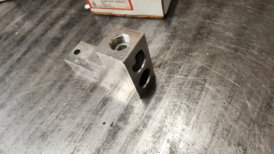 Burndy K11A36U-2 (2) 2 STR-600 Dual 3/8-Stud Aluminum Lug Terminal. NEW IN BOX - Image 4 of 4