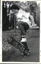 1988 Press Photo Ryan Callahan skateboards in Liverpool on Tamarack Street