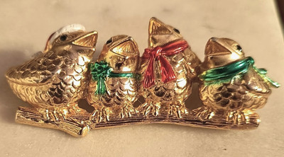 Vintage Weihnachtsbrosche AJC: Vogelchor auf einem Ast