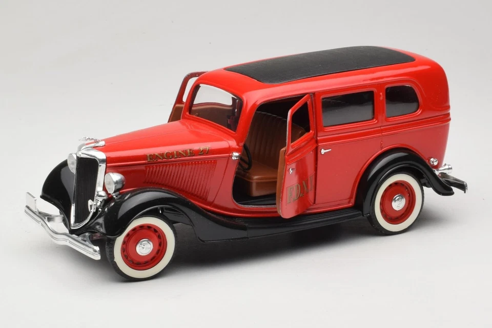 8066 Ford Sedan Red Solido 1:18 - Immagine 2 di 4