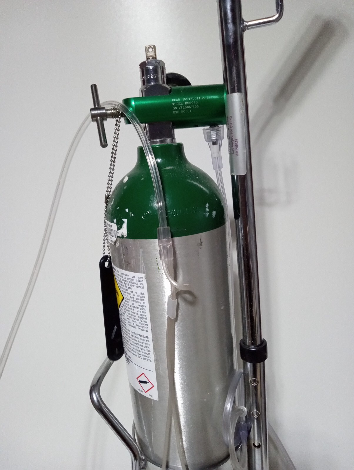 Big 30" x 4" AIRGAS Oxygen Cylinder, Gauge & Rolling Cart E Size