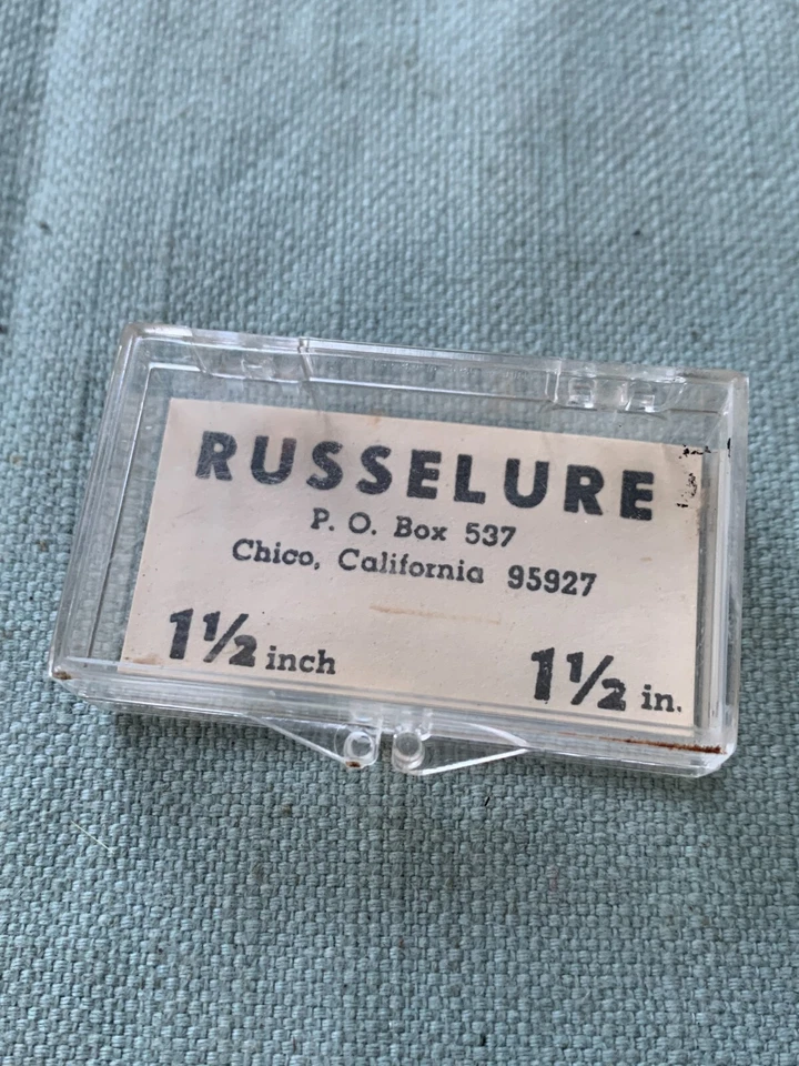 Caja de señuelos de pesca vintage Russelure 1-1/2" Chico California transparente 2"x1,25"x5/8" Foto 2 de 4