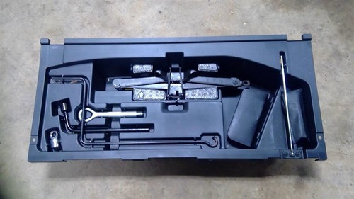 06 07 08 09 Lexus RX400h Jack and Tools Set