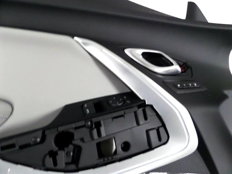 84454804 Panel de puerta lateral izquierda del conductor gris Chevrolet Camaro LS LT SS ZL1 2020 Foto 2 de 4