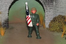 NEAR MINT BARCLAY LEAD TOY PODFOOT SOLDIER FLAGBEARER IN SCARCE GREEN-1950