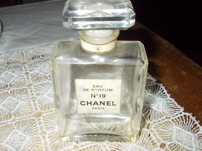 Nummer 19 Eau de Parfum Flakon leer