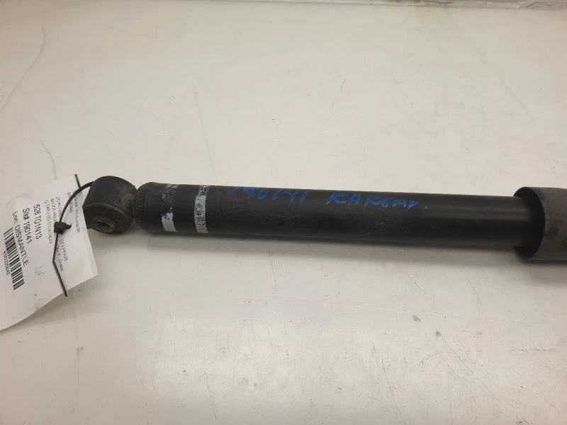 Toyota Prius C 2013 dos 1,5 L tracción delantera en el lado del pasajero amortiguador trasero Foto 4 de 4