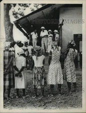 1962 Press Photo B. Schweitzer. Crowd gathers at side of building - tua14429