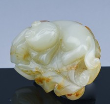 GREAT ANTIQUE CHINESE CARVED LIGHT CELADON JADE CAT RESTING LOTUS LEAF PENDANT